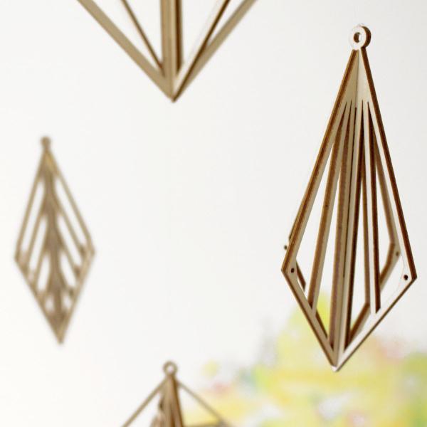 自然のぬくもりが感じられる木製オーナメント深い緑に囲まれたリトアニアの首都ヴィリニュスに所在する木工房で一つ一つ丁寧に作られる木製のオーナメント「Kito」。巧みなレーザーカットでヒンメリを思わせる美しい模様に切り抜かれており、木のぬくもり...