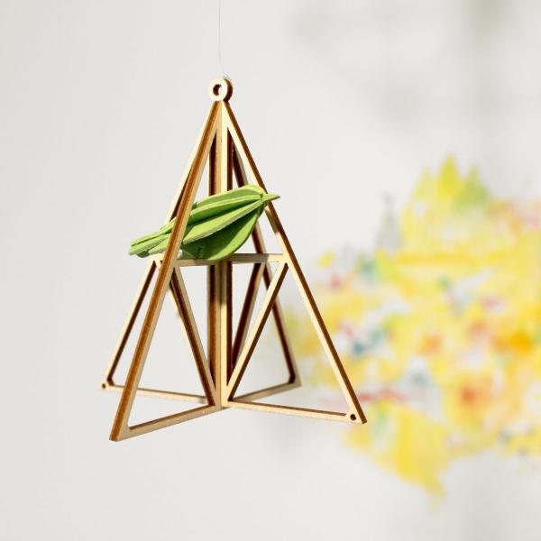 自然のぬくもりが感じられる木製オーナメント深い緑に囲まれたリトアニアの首都ヴィリニュスに所在する木工房で一つ一つ丁寧に作られる木製のオーナメント「Kito」。巧みなレーザーカットでヒンメリを思わせる美しい模様に切り抜かれており、木のぬくもり...