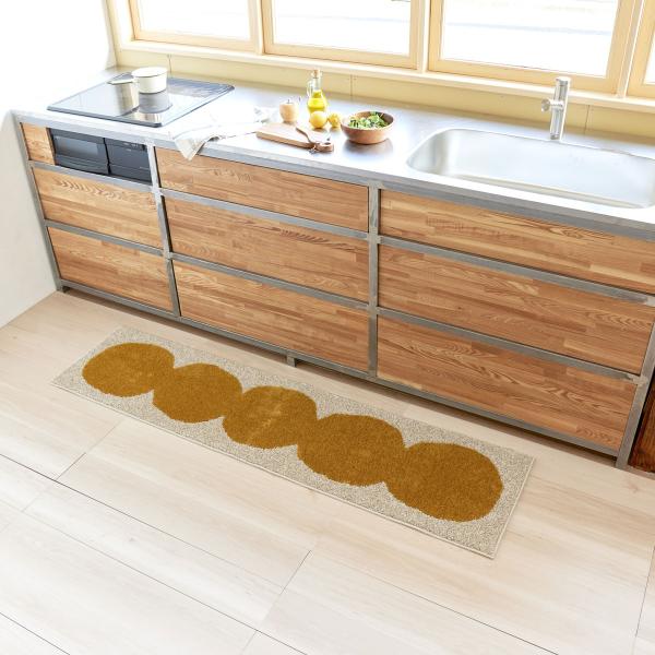 お団子が並んでいる、シンプルで飽きのこない大胆なデザイン。合わせやすいベーシックなカラーはインテリアになじみます。キッチンはもちろん、リビングやベッド下の足元にもおすすめです。裏面には滑り止め加工を施しているのでズレにくく快適。安心品質の日...