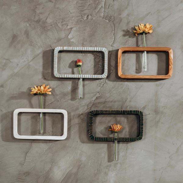 おしゃれでキュートな一輪挿しです。華奢な一輪挿しですが、彫り加工をしたフレームデザインは存在感があり、壁面がたちまち彩りのある空間に様変わりします。アンティーク調のエイジング加工と、もう一面はシンプルなフラットタイプ。気分やお部屋の雰囲気に...