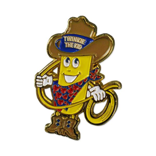 トゥインキーズのピンバッジになります。アメリカの超有名スポンジケーキブランド、Twinkies。アピール力のある大きめサイズのピンバッジです。デザインはカウボーイ姿の少年、トゥインキー♪帽子やジャケット、バッグに付ければキャッチーでオシャレ...
