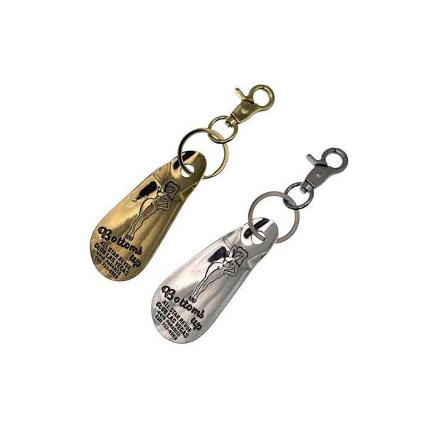 シューホーンキーホルダーになります。靴ベラ型にカットされたヴィンテージライクなキーフックです。セクシー美女のヌードデザインが刻印されてさらにCQQLでしょう！もちろん靴べらとしても使えるので便利です。素材はビンテージの靴ベラ同様の亜鉛合金製...