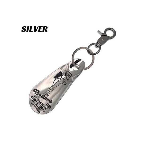 シューホーンキーホルダーになります。靴ベラ型にカットされたヴィンテージライクなキーフックです。セクシー美女のヌードデザインが刻印されてさらにCQQLでしょう！もちろん靴べらとしても使えるので便利です。素材はビンテージの靴ベラ同様の亜鉛合金製...