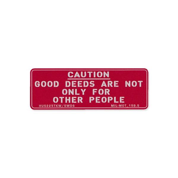 ミリタリーモットーステッカーになります。ステンシルアルファベットの美しさを堪能できるグランジ(かすれ・よごれ)スタイルのステッカーです。デザインは英語で表現されたモットー（座右の銘）。アースカラーのベースにスプレーで噴きつけたようなステンシ...