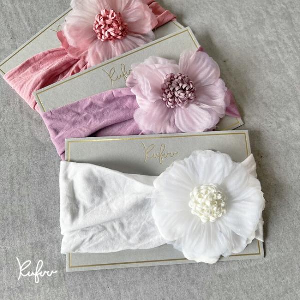 大きなオーガンジー製のお花が特徴のヘアバンド。柔らかな素材で作られており、優しくフィットします。■入荷毎に色の濃淡誤差あり■0-3歳頃■サイズ：花の直径約8〜8.5cm■素材：ナイロン他■保護者の管理のもとご使用下さい■お子様がお口に入れな...