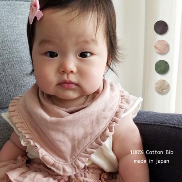日本製トリプルガーゼのビブスカーフは、赤ちゃんのデリケートな肌を優しく守る綿100%の素材で作られています。柔らかなフリルデザインが特徴で、お子様の日常に上品なアクセントを加えます。肌触りが良く、通気性に優れたトリプルガーゼは、赤ちゃんの快...