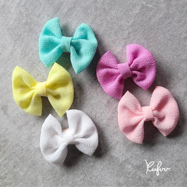 日本製一越ちりめんヘアクリップは、職人の手作りによる繊細な仕上がりが魅力です。滑り止め付きで、柔らかい髪の毛にもしっかりと留まり、ずれにくい設計が施されています。和装にぴったり合う美しい色で、お正月や七五三、初詣などの特別な日に最適です。ま...