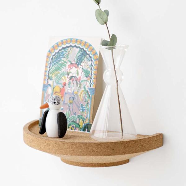 コルク製のウォールシェルフ。壁面の装飾や小さな神棚としてなど様々にご使用いただけます。軽量で背面にフックが付いているため、長さ1cm程度の細い釘やビスで簡単に壁に設置することができます。※画鋲2本付属■ブランド　amabro（アマブロ）■サ...