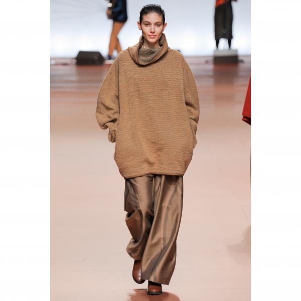 イッセイミヤケISSEY MIYAKE カーブ切替ポリウールワイドパンツ 黒1 