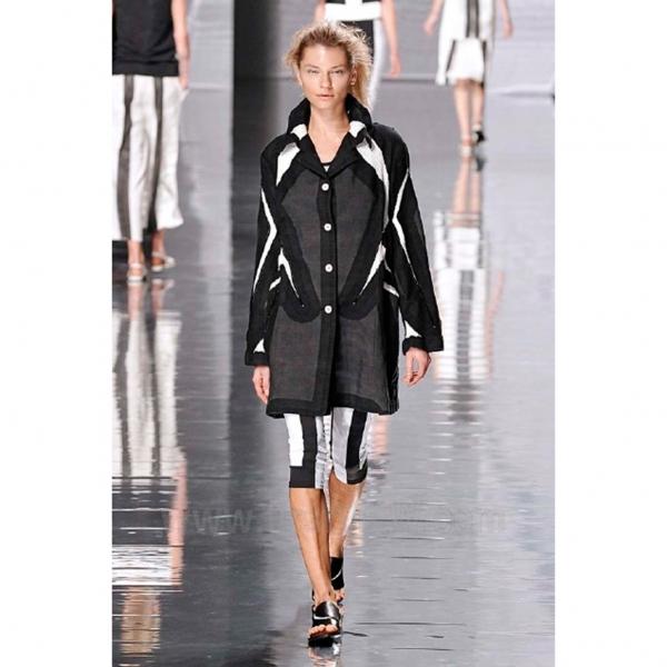 イッセイミヤケISSEY MIYAKE プリーツ切替デザインコート 白黒2