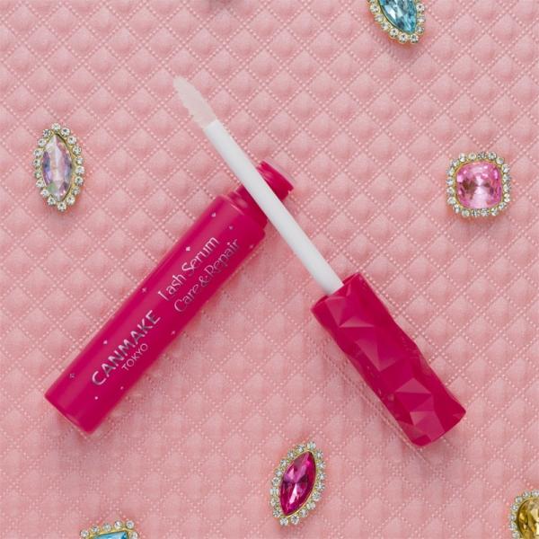 毎日塗ることでハリとコシのある美まつ毛が目指せる、パンテノールや加水分解コラーゲンなど複数のうるおい成分を配合したまつ毛美容液。まつ毛1本1本を保湿しながら、傷んだまつ毛も補修(※)。キワにも塗りやすい先細チップは、1度で片目の上下まつ毛に...