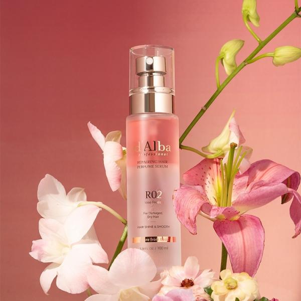 傷んで乾燥した髪にうるおいとコシを与える、リペアリングヘアパフュームセラム。セラム層とオイル層を7:3の黄金比率で配合。霧のように細かいミストが素早く浸透して髪をやさしく包み込み、しっとりコシのあるツヤ髪へと導きます。ローズ×フリージア×ホ...