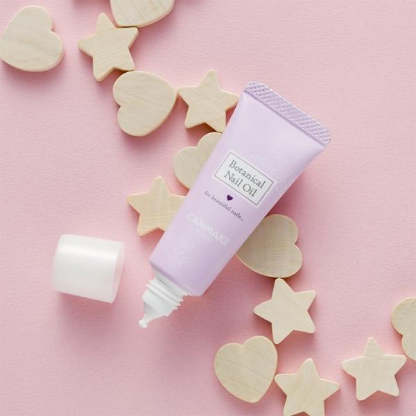 6種類の天然由来オイル(※)を配合し、ネイルが映える美しい指先へと導くボタニカルネイルオイル。1滴ずつ垂らして細かいところにピンポイントで塗れる、先細形状の滴下チューブを採用し、ハイポニキウムなどの細かい部分も塗りやすい仕様です。持ち運びに...