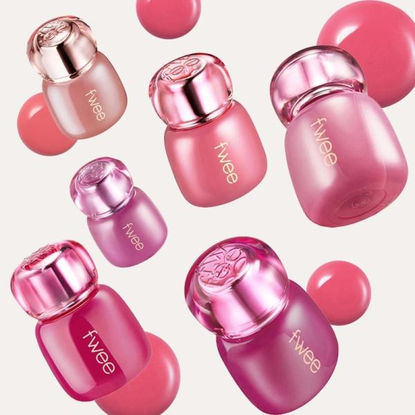 PLAZA他5社限定発売！ティントのような自然な血色感(※)と、グロスのような立体的なツヤ感を一本で叶えるリップ。軽やかなつけ心地なのに、グロス級のうるおいと輝きを実現します。べたつかず、心地よい潤いが長時間続くのもポイント。塗りたてのよう...