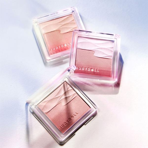 水光感あふれるツヤと血色感(※)を仕込める、サテンのようになめらかな質感の2in1発光チーク。ハイライトカラーとチークカラーの2色入りで、肌に自然な立体感と血色感(※)をプラス。動くたびに光がきらめくつややかな仕上がりに！ナチュラルに盛れる...