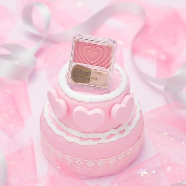 ユーザー投票で選ばれた人気カラーを商品化した、「CANMAKE(キャンメイク)パウダーチークス」の40周年記念カラー。キュートさの中にちょっぴり大人っぽさも漂う、ほんのり青みがかったベリーピンクです。毛量たっぷりで粉含みの良い、フワフワのブ...