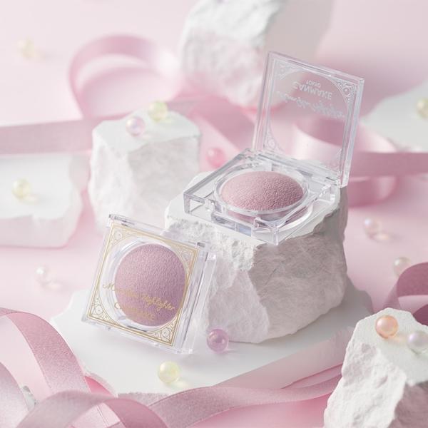 パールの輝きを活かすベイクド製法で作られた、上品なツヤ感のグロウハイライター。ギラギラ感のない繊細パールが、面で光り輝いているような自然なツヤ感を演出。パウダーなのにしっとりした質感で粉飛びしづらく、肌に密着して美しい発色を長時間キープしま...