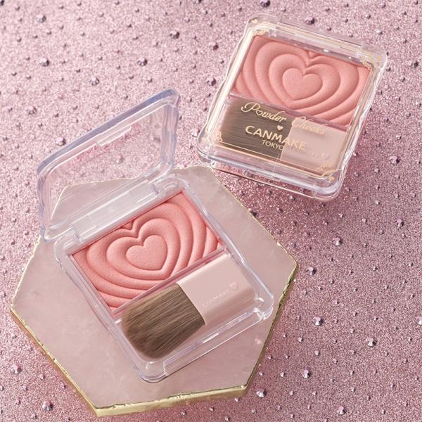 繊細パール配合で自然なツヤ感に仕上がる、クリアな発色のパウダーチーク。肌なじみが良く乾燥が気にならないオイルインベースで、粉飛びしないので発色が長持ち！じゅんわりほてったようなほっぺに仕上がるレッドコーラルカラー。毛量たっぷりの専用ブラシ付き。