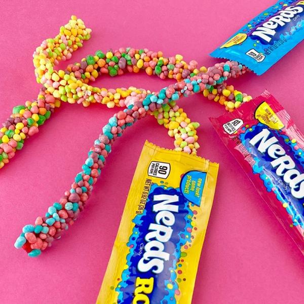 ASMR動画などで話題の「NeRds(ナーズ)」ロープグミがラインアップ！<br> フルーツ味のロープ上の細長いグミのまわりにカリカリ、ザクザクなカラフルピースがコーティング。<br>種類は、レインボー、ベリーベリー...