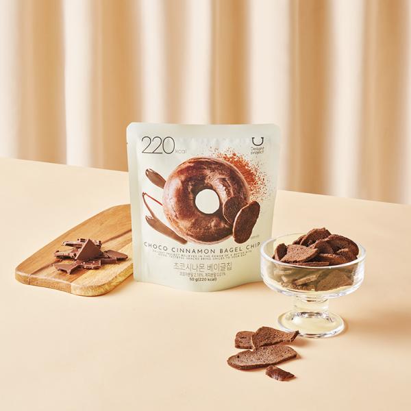 韓国を代表する人気ヘルス&amp;ビューティストア「オリーブヤング」のプライベートブランド"ディライトプロジェクト""のベーグルチップから、"チョコシナモン"がラインアップ。ココアとシナモンのほのかな香りただようチョコベーグルを薄く切り、バ...