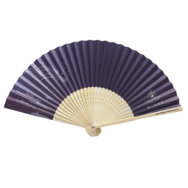 [Release date: November 20, 2025]扇子 海上自衛隊です。軽量で持ち運びやすく、細部までこだわった扇子でギフトにもおすすめです。右側には、シンボルマークと共に、部門名を漢字で刻印されています。左側には、護衛艦や...