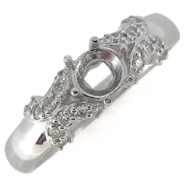 プラチナ製のセミオーダー用の空枠です。お手持ちのルース(宝石)で製作致します。思い出の品や大切な形見などのリフォームにお役立てください。本体素材：プラチナ(Pt900)(品質を保証するPt900の刻印があります。)中石：主石 使用可能サイズ...