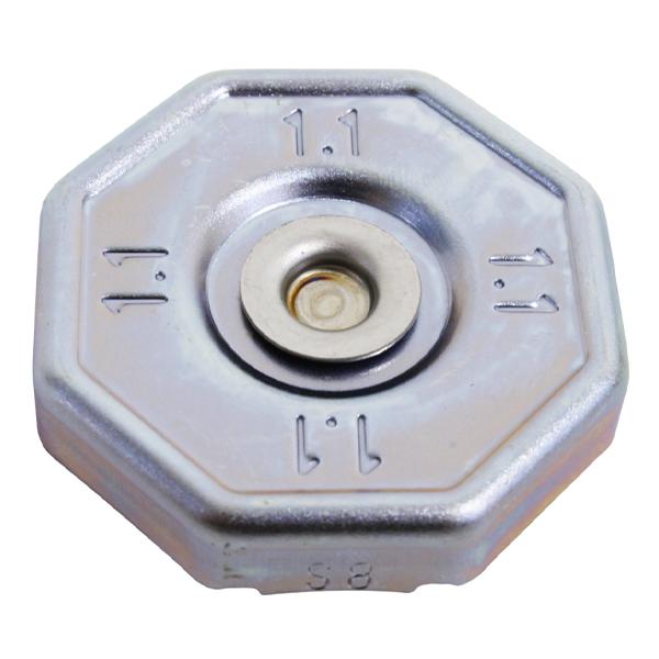 エンジン側のラジエーターキャップです。ラジエーターの冷却水の圧力を調整、維持するための部品です。キャップ内部のゴムが劣化すると密閉性が低下し、冷却水が漏れたり、オーバーヒートの原因になりますので早めの点検、交換をおすすめします。スズキ純正部...