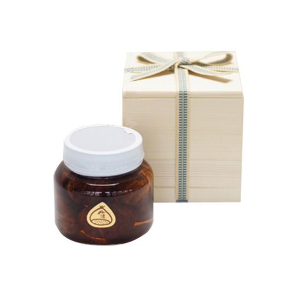 商品名【木箱入り】 4L 丹波渋皮栗甘露煮賞味期限約1年半（常温保存）配送可能温度帯常温便、冷蔵便名称菓子内容量総量約400g　固形量約210g　（参考：瓶の直径：約90mm×高さ：約90mm）※木箱包装（箱サイズ 長さ:約10.5cm×幅...