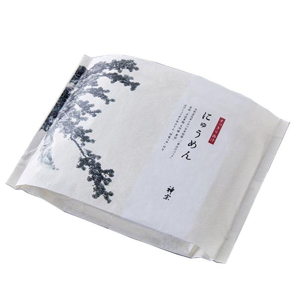 麺とだしパックを一緒に2分煮込むだけ。鍋1つで出来る、神宗の本格的な出汁を味わう即席にゅうめんです。だしには天然真昆布とかつお本枯節を使用。お吸い物のように、すっきりとして雑味のない、まろやかで上品な味わいです。ご家庭にある具材や薬味でお楽...