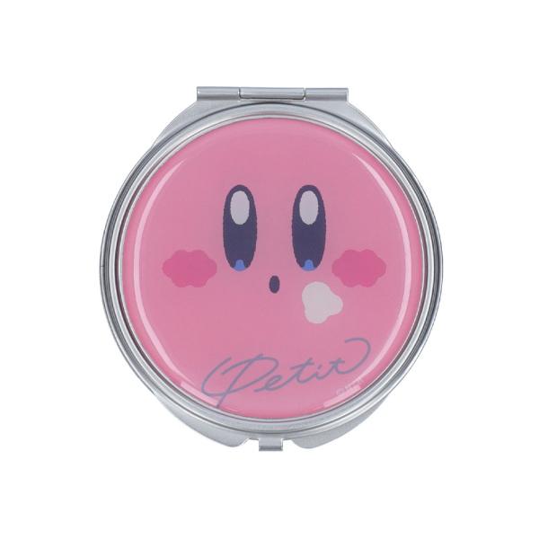 カービィカフェ PETITから等倍鏡と拡大鏡がセットになった両面コンパクトミラーが登場です！薄くて軽く持ち運びにも便利な手のひらサイズで、ポーチやバッグに入れてもかさばりません。カービィのお顔がとってもかわいい♪　■商品詳細・商品サイズ　W...