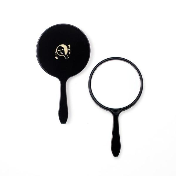 使いやすさを追求した手頃なサイズです。 口紅を塗るときやアイライン・アイシャドーを描くときなど顔の部分的な所を映すのに最適です。 また、丸手鏡（小）より大きいので顔全体を映すこともできます。 【素材】ABS樹脂、カシュ−塗り 【サイズ】直径...