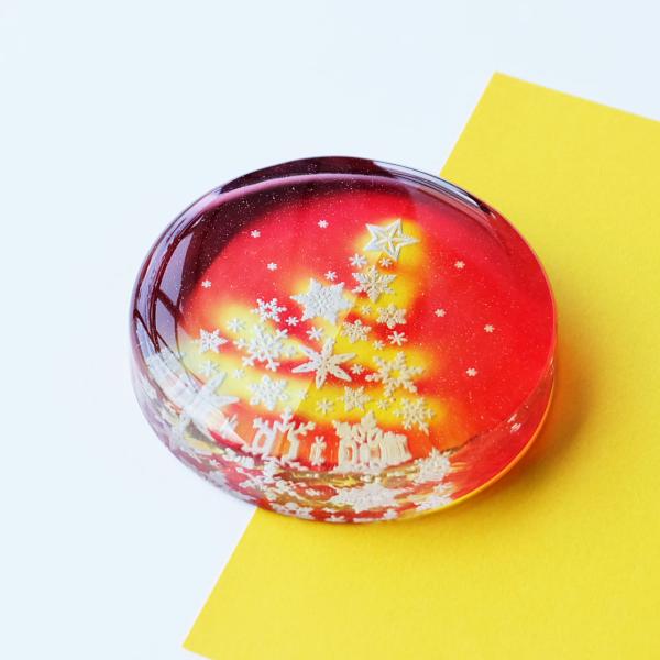 ガラス製ペーパーウェイト　雪の結晶クリスマスツリー　レッド　専用スタンド付き
