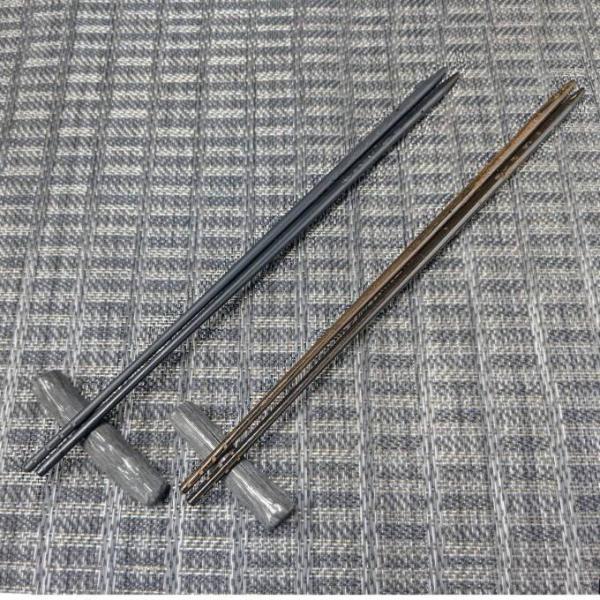 商品名：  高級火箸 袋 茶 ＜南部鉄製＞ 素材/全成分：  南部鉄 サイズ：  長さ 280mm、径最大6mm カラー：  茶 内容量： 1膳