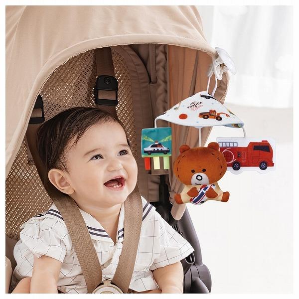 ベビーカーのおでかけに！ ベビーカーフードに付けるトミカとトムのリバーシブル仕様のミニメリー。優しく揺れて赤ちゃんの興味を引きます。赤ちゃんが大好きなミラー付き！・ぬいぐるみは簡単に取り外して、ガラガラとしても使える・指先遊びができるタグや...