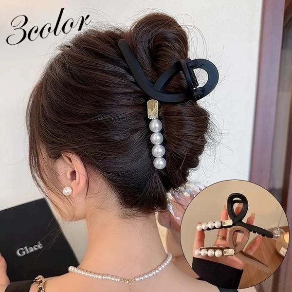 4連フェイクパールがお洒落♪レディース用のヘアクリップです。【サイズについて】画像をご参照ください。【カラーについて】生産ロットにより柄の出方や色の濃淡が異なる場合がございます。お使いのモニターや撮影時の光の加減などにより画像と実際の商品の...