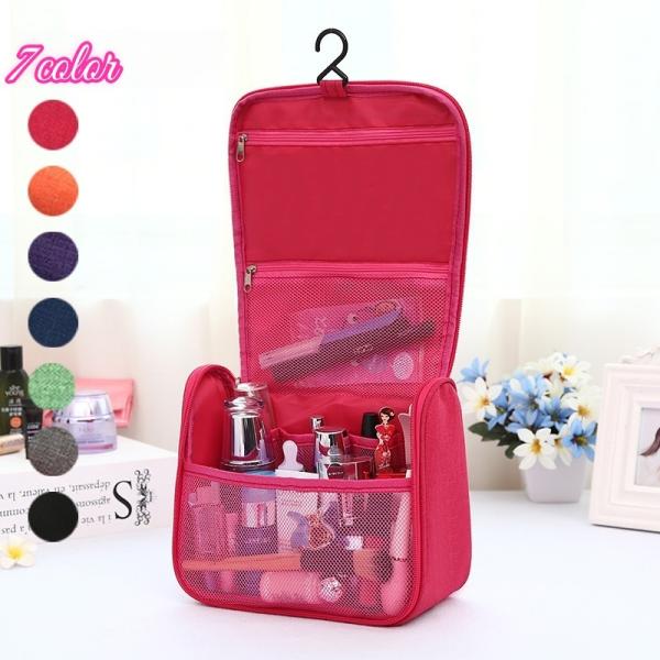 シンプルデザインが使いやすい大容量化粧ポーチ。ボディの内側はメッシュで中身が見えやすくて◎フック付きで吊り下げて使えるので便利です♪【サイズについて】画像をご参照ください。高さ20,幅22,マチ12ｃｍ【素材について】ポリウレタン