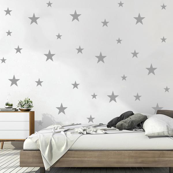 大きい星と小さい星が散りばめられた可愛いウォールステッカーです。【サイズについて】画像をご参照ください。【素材について】PVC
