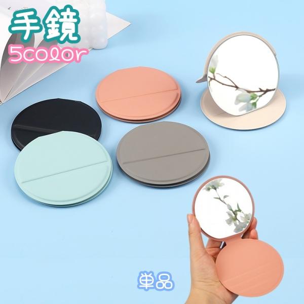 高級感のあるPUレザーの「手鏡」単品です♪カバーがスタンドになる優れもので置き型としてもご使用いただけます。丸くて可愛らしいフォルムで携帯用としても大活躍！【サイズについて】画像をご参照ください。【素材について】カバー：PUレザー【カラーに...