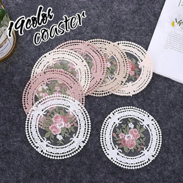 おしゃれなカントリー風のコースターです。自分用はもちろん、ちょっとした贈り物としてもおすすめ！【サイズについて】画像をご参照ください【素材について】ポリエステル【カラーについて】生産ロットにより柄の出方や色の濃淡が異なる場合がございます。お...