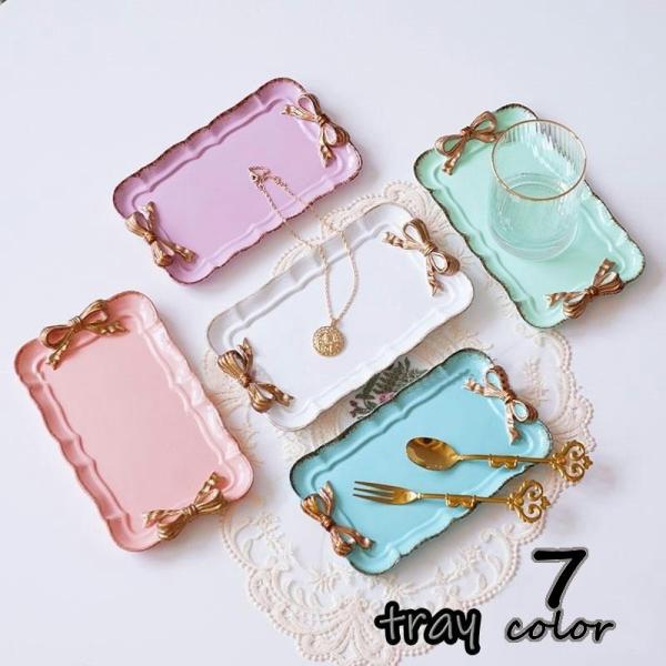カラーバリエーションが豊富な可愛いリボン付きのトレーです♪お盆としても、小物やアクセサリーをディスプレイしても可愛いです。アンティーク風で高級感のある小さめのトレーです。【サイズについて】画像をご参照ください。【素材について】樹脂【カラーに...