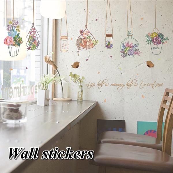 ハンキングバスケットのお花がお洒落なウォールステッカーです。お部屋の雰囲気を変えたいときに、壁や窓に貼るだけで気分も上がりますね♪【サイズについて】画像をご参照ください。【素材について】PVC【カラーについて】生産ロットにより柄の出方や色の...