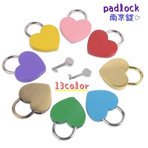 かわいいハート型の鍵付き南京錠です。防犯や盗難防止など幅広い用途にご使用いただけます。カラバリ豊富なのでお好きな色をお選びください♪【サイズについて】画像をご参照ください。【素材について】合金【カラーについて】生産ロットにより柄の出方や色の...