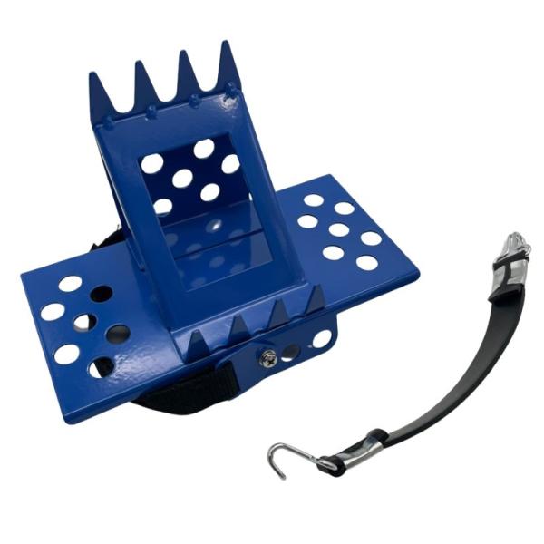 坂道での草刈のとき、靴の上から装着するすべり止めです。谷側の足につけることで、踏ん張りがきき傾斜地の草刈り作業が楽になります。