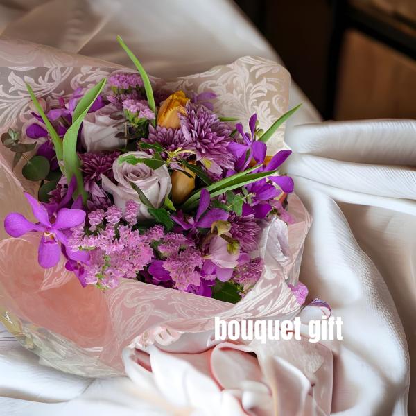 メイン花バラ（V)モカラ（蘭）その他季節のお花（おまかせ）他店にはできないボリューム大の花束です！高さ約40cm幅約35cm主な用途（花束 お誕生日 ボリューム大 プレゼント 紫 送別会 女性 母の日 退職祝い 男性 敬老の日 おしゃれ 結...