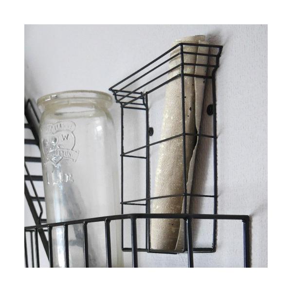 FIRE ESCAPE (ファイヤーエスケープ)とは、19世紀中頃のニューヨーク、住宅の外壁に設置が義務付けられていた非常階段です。今でも現存する鉄製のバルコニーやステップは、火災などに負けないよう重厚な作りになっています。こちらはそのFI...