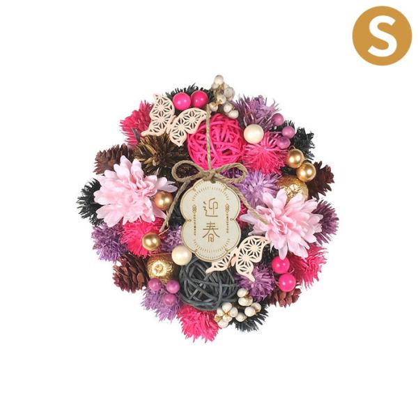 一年のはじめに華やかな彩りを添える、ジャパネスクリース。ピンクは紅梅、黒は月光が花に落ちた影をイメージしました。お正月シーズンが終わっても木製プレートを取り外して和風リースとしてお使いいただけます。【プレートの訳】OMEDETOU GOZA...