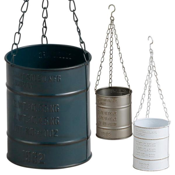 ドラム缶をアレンジしたイメージのメタルポットシリーズ。クールな配色とデザインが多肉植物にもピッタリ。男女問わず使えます。【サイズ】直径10xH36cm【素材】ブリキ、アイアン※この商品はアンティーク調仕上げとなっております。サビや塗装が剥げ...