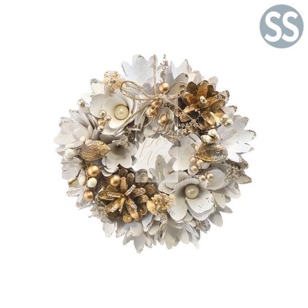 高級感のある特別なクリスマスをイメージしたリース。明るめの色と金銀に輝くパーツの組み合わせが清らかな夜を彩ります。純白と金色だけを使用しました。雪が降り積もった朝のような、神聖な雰囲気があります。【プレートの訳】Bienvenue：ようこそ...