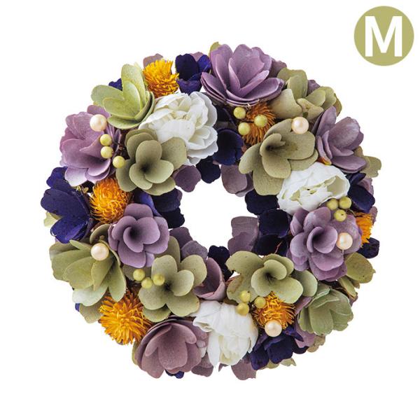 リースと言えばお祝いなどに飾られるおめでたいイメージが強いですが、永遠を祈る追悼の意味を込めて、お供えにも用いられます。故人に贈る想いは人それぞれということから、あえてプレートは取り付けていません。伝統的な配色を踏襲しつつも新しいデザインが...