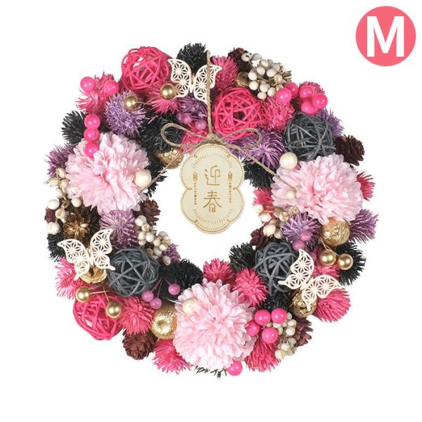 一年のはじめに華やかな彩りを添える、ジャパネスクリース。ピンクは紅梅、黒は月光が花に落ちた影をイメージしました。お正月シーズンが終わっても木製プレートを取り外して和風リースとしてお使いいただけます。【プレートの訳】OMEDETOU GOZA...